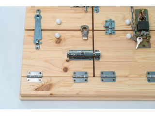 Тактильно-развивающая панель с замочками