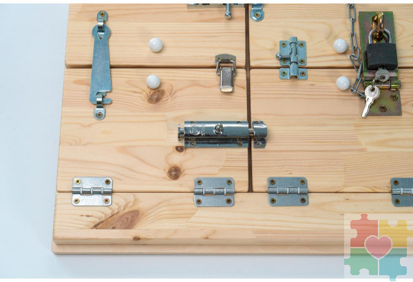 Тактильно-развивающая панель с замочками