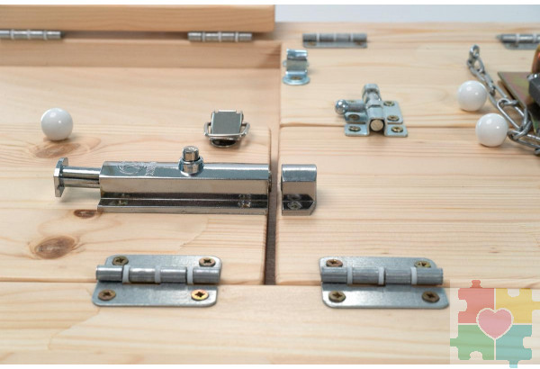 Тактильно-развивающая панель с замочками