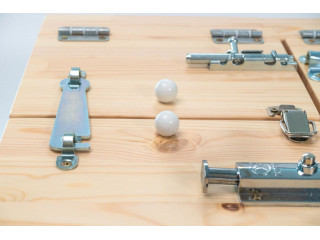 Тактильно-развивающая панель с замочками