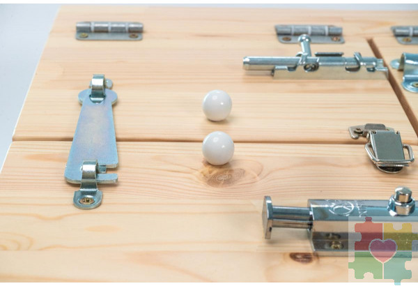 Тактильно-развивающая панель с замочками