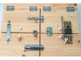 Тактильно-развивающая панель с замочками