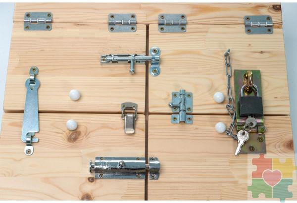 Тактильно-развивающая панель с замочками