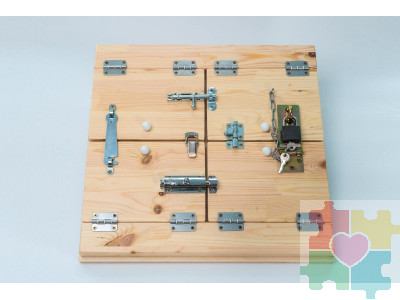 Тактильно-развивающая панель с замочками