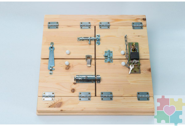 Тактильно-развивающая панель с замочками
