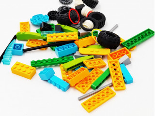 Набор для занятий робототехникой с пластиковым боксом, дополнительным мотором, зарядным устройством, аккумуляторами и запасным набором деталей (сборка 45300-02)