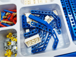 Набор для занятий робототехникой с пластиковым боксом для хранения деталей (сборка А9686-00)